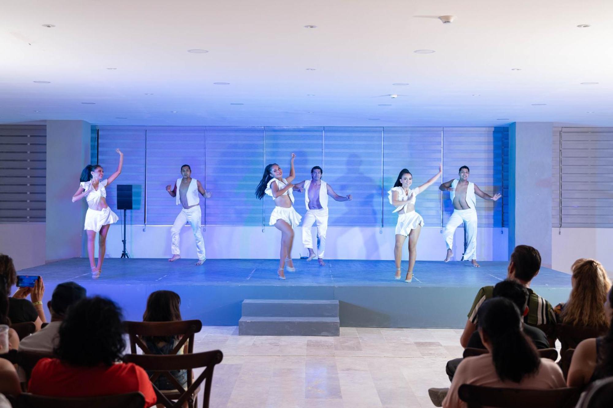 Ritz Acapulco All Inclusive Exteriör bild Entertainment at a resort