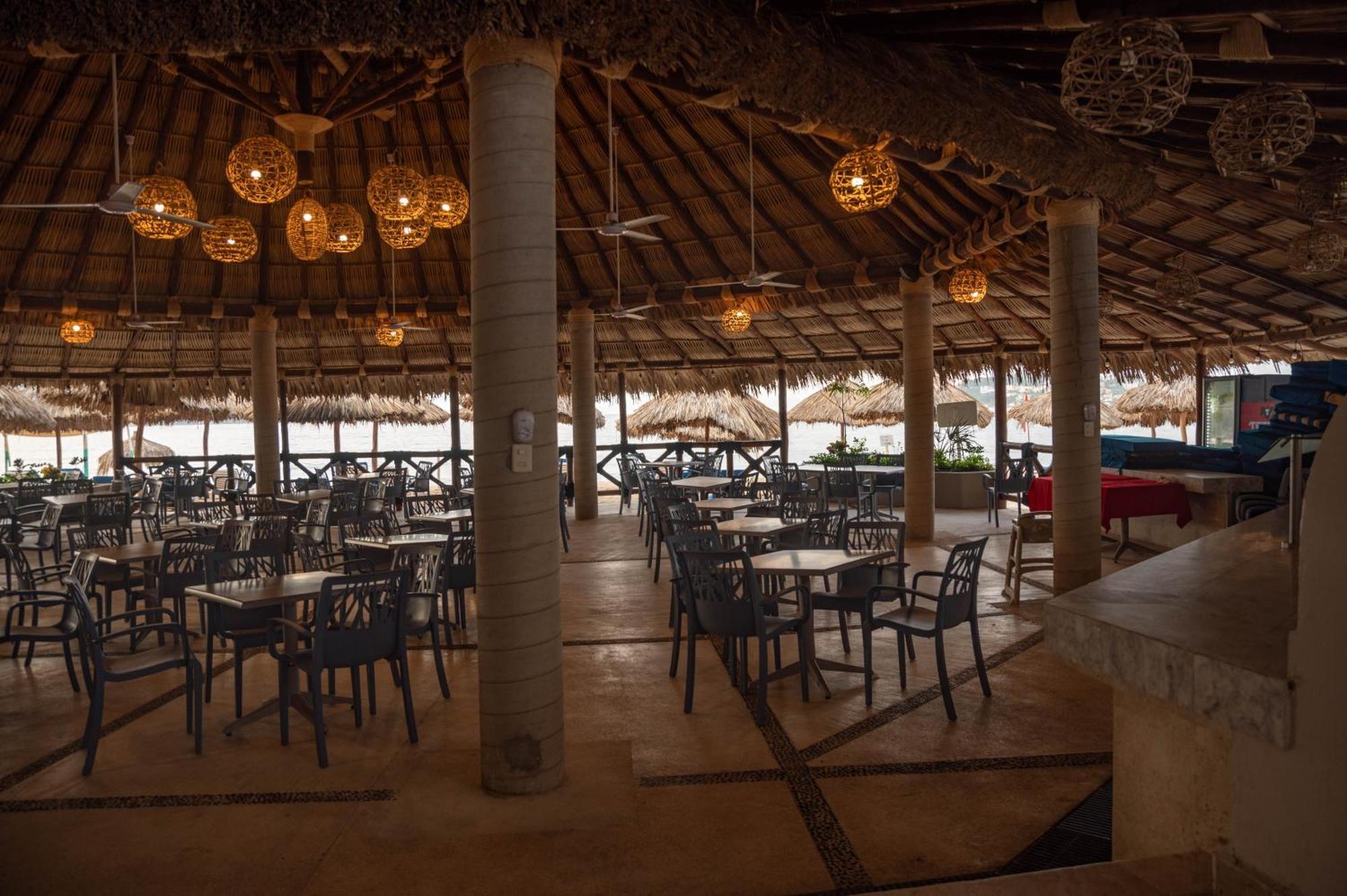 Ritz Acapulco All Inclusive Exteriör bild The interior of the restaurant