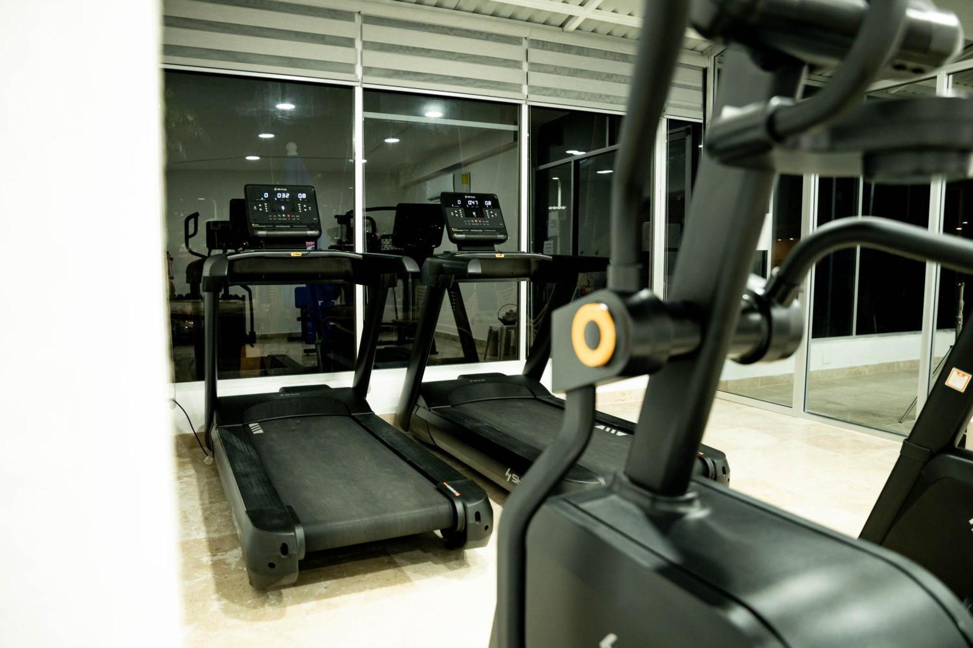 Ritz Acapulco All Inclusive Exteriör bild A treadmill