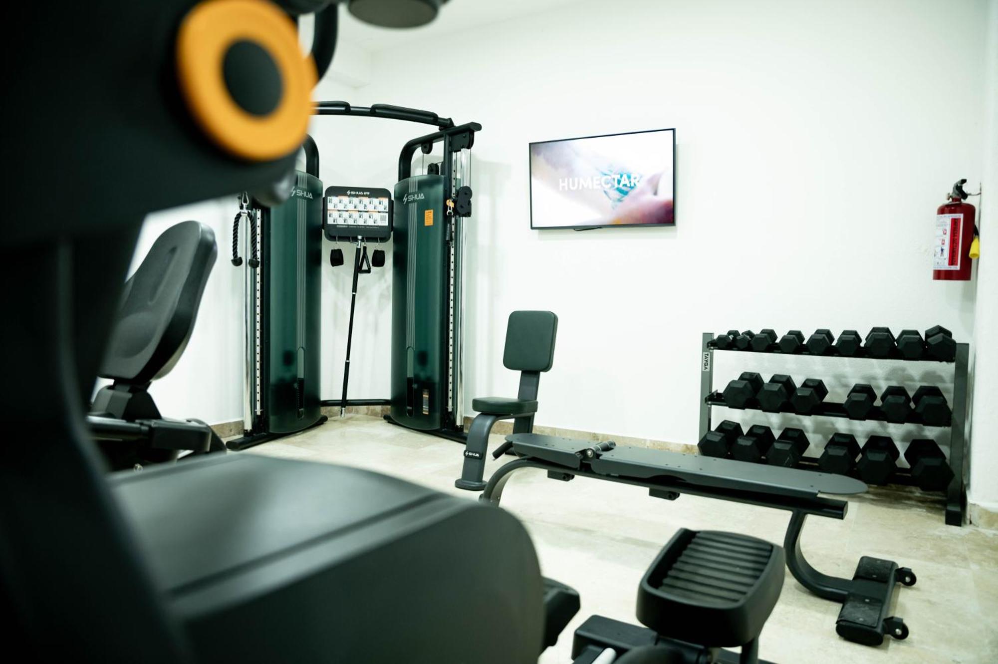 Ritz Acapulco All Inclusive Exteriör bild The gym at the hotel