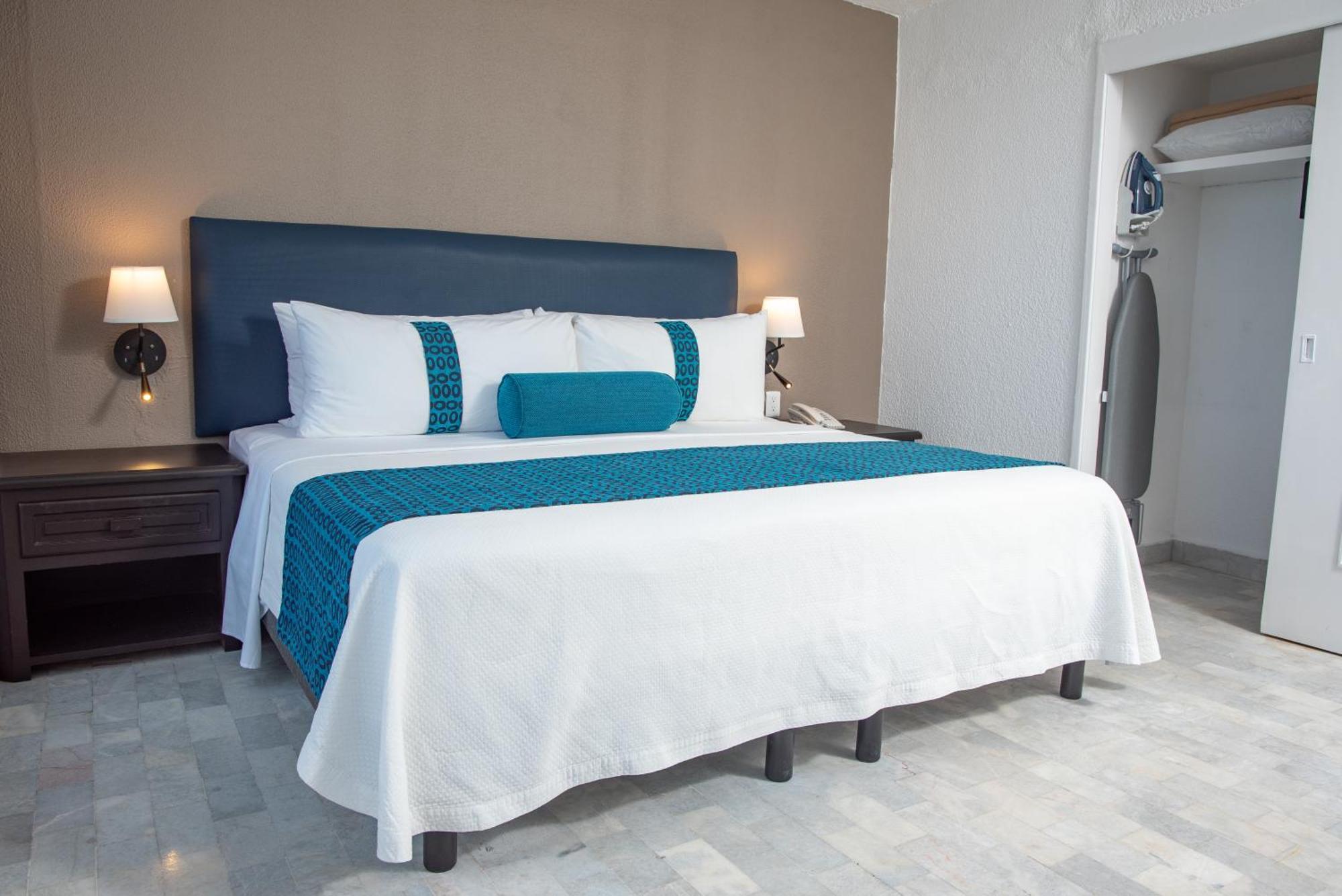 Ritz Acapulco All Inclusive Exteriör bild A bed