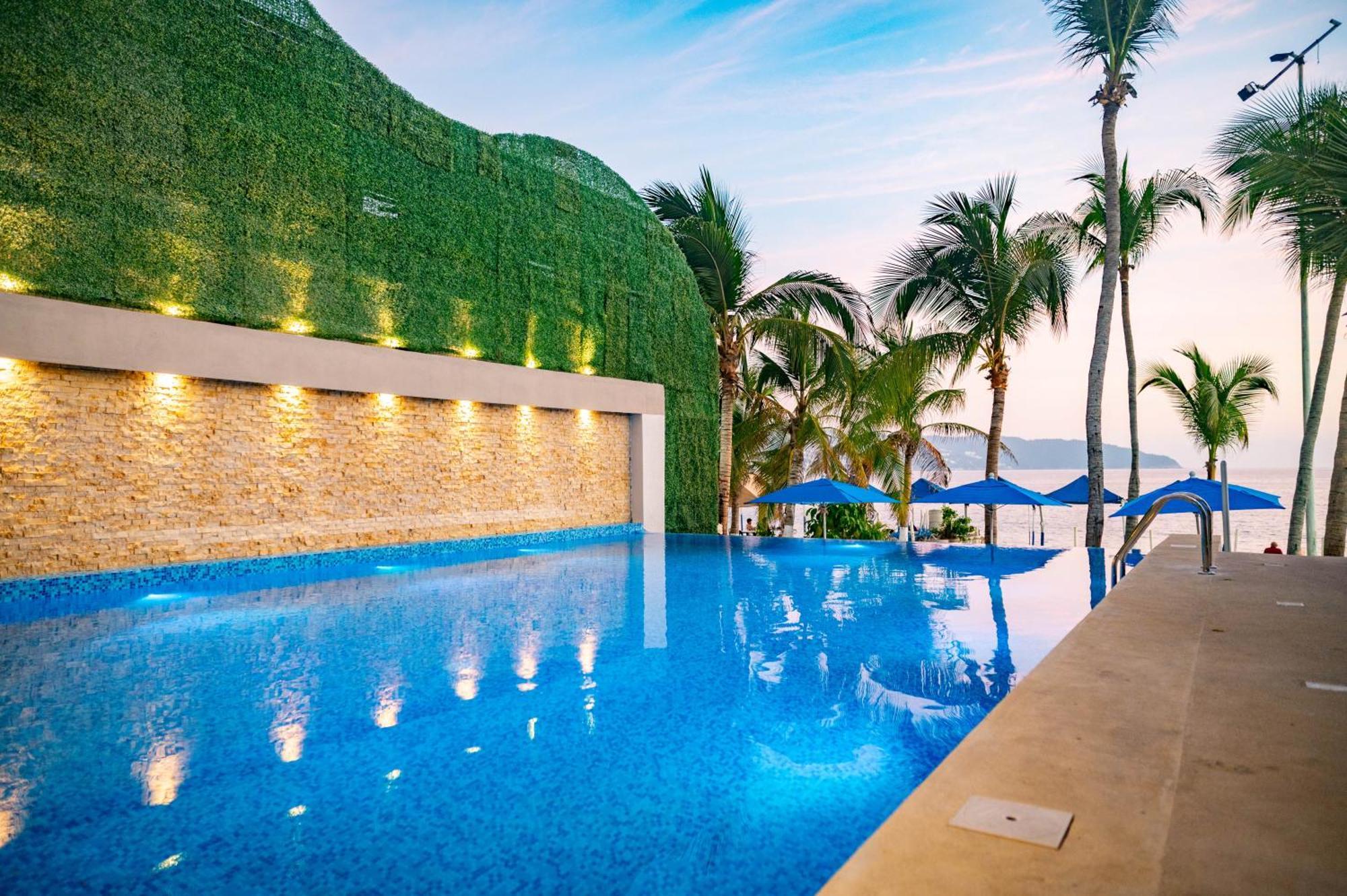 Ritz Acapulco All Inclusive Exteriör bild The swimming pool at the resort