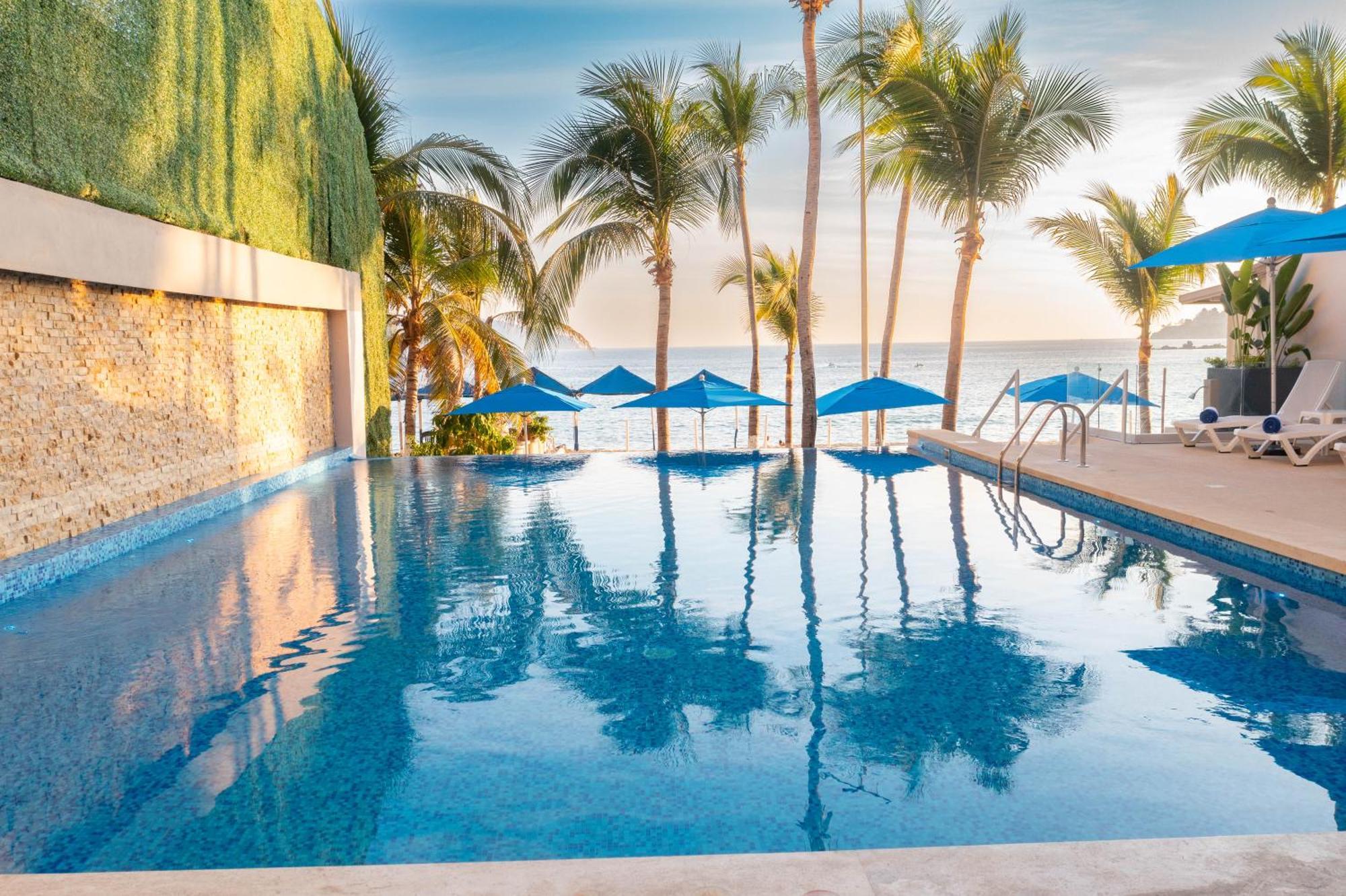 Ritz Acapulco All Inclusive Exteriör bild Infinity pool at the beach