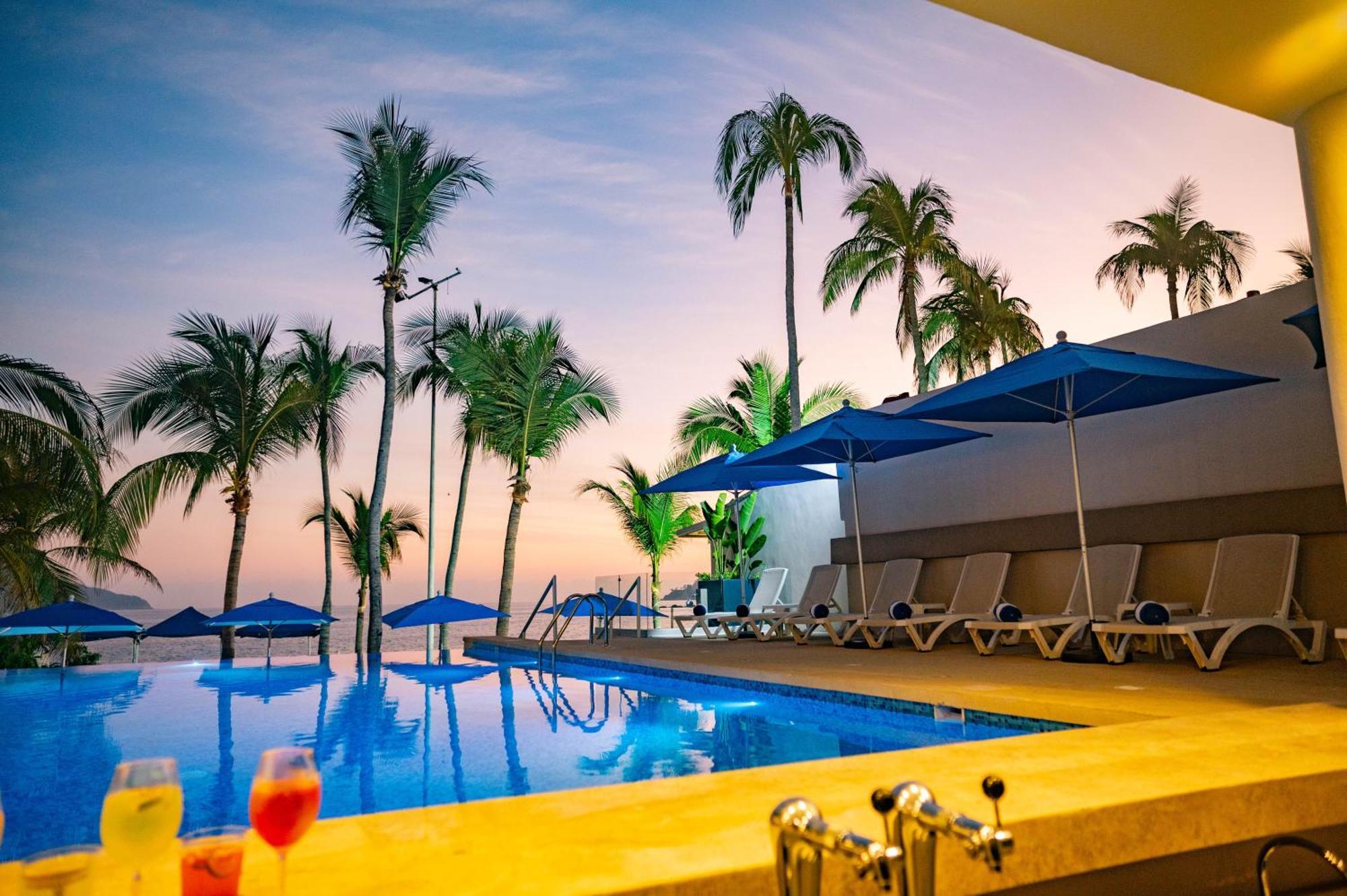 Ritz Acapulco All Inclusive Exteriör bild The swimming pool at the hotel